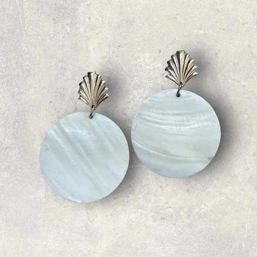NWT 2.5” PORCELAIN WHITE LUCITE DISC GOLD SEASHELL DANGLE EARRINGS